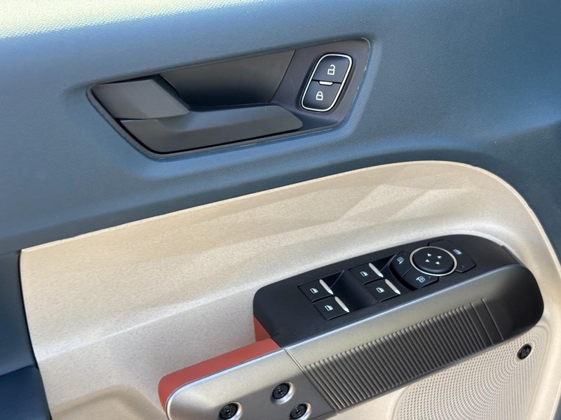 Ford Maverick Vehicle Full-screen Gallery Image 18