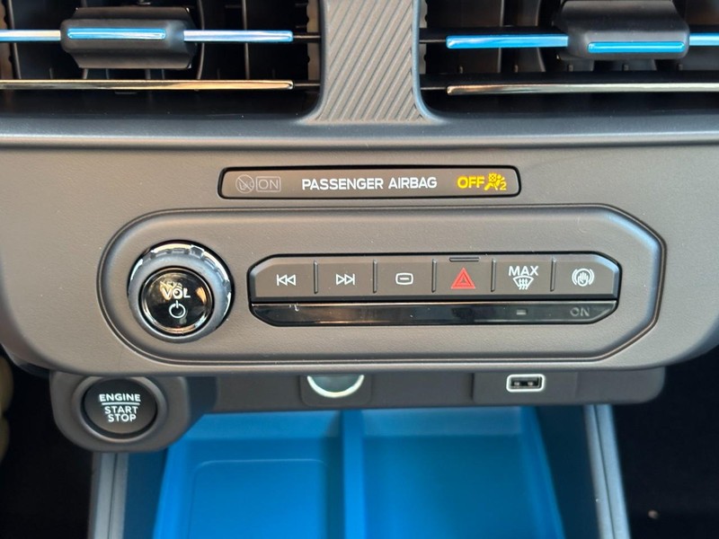 Ford Maverick Vehicle Full-screen Gallery Image 24