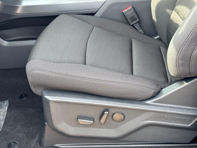 Ford F-150 Vehicle Full-screen Gallery Image 17
