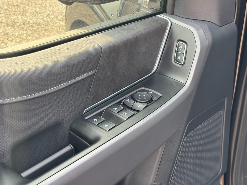 Ford F-150 Vehicle Full-screen Gallery Image 18