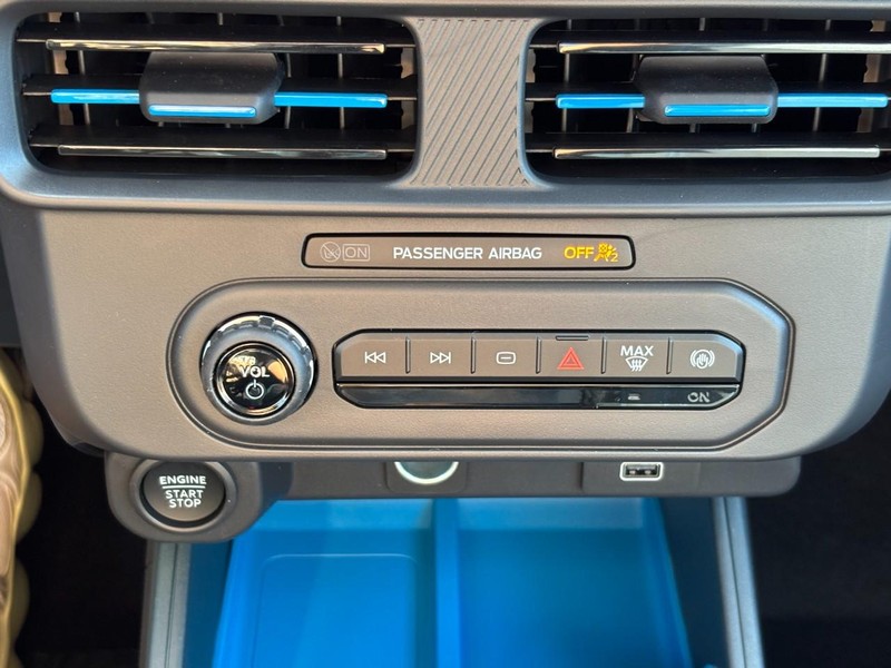 Ford Maverick Vehicle Full-screen Gallery Image 24