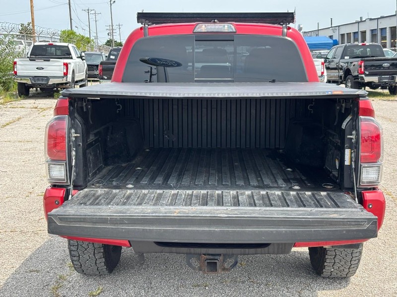 Toyota Tacoma Vehicle Full-screen Gallery Image 11