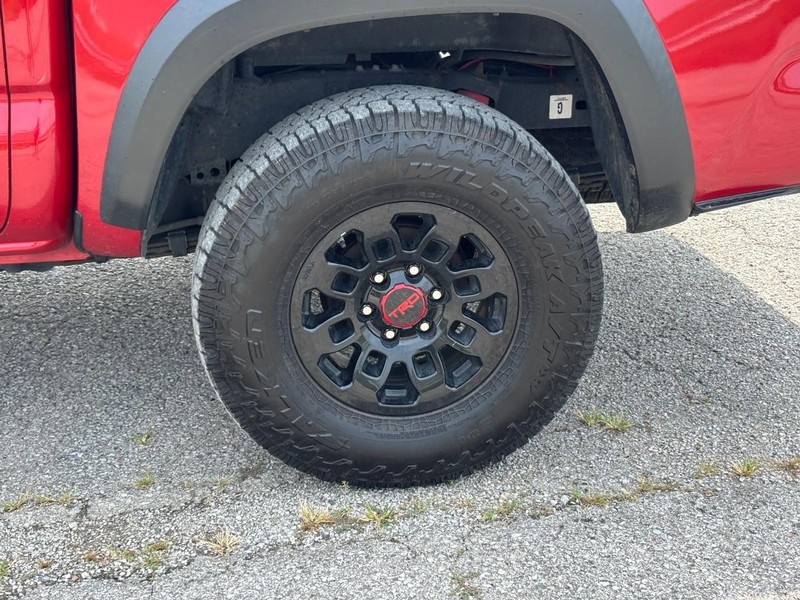 Toyota Tacoma Vehicle Full-screen Gallery Image 12