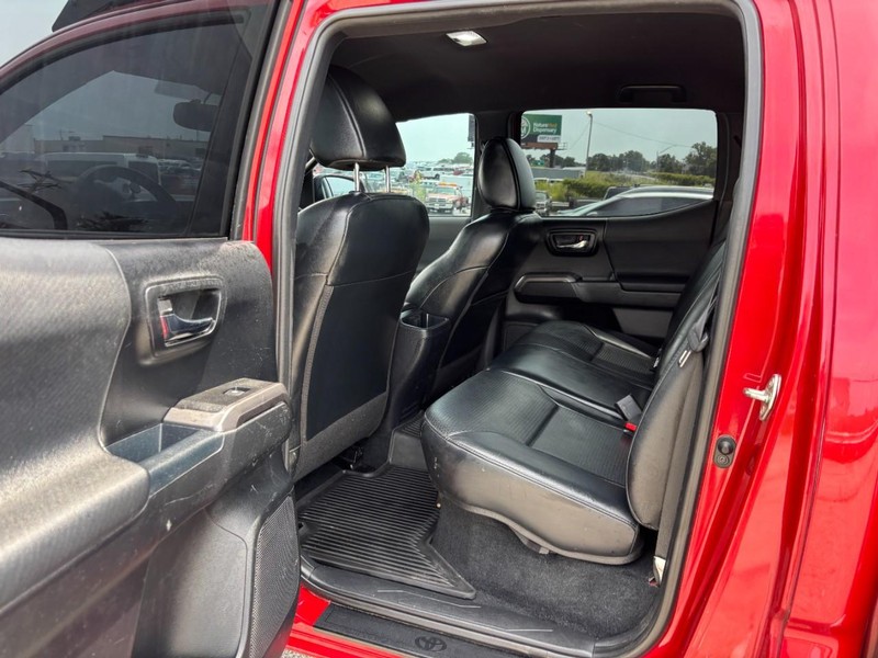 Toyota Tacoma Vehicle Full-screen Gallery Image 13