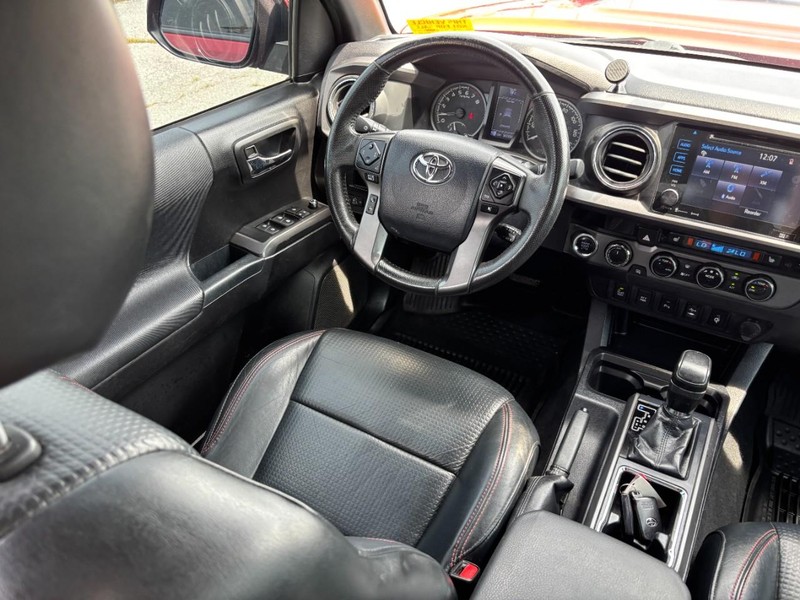 Toyota Tacoma Vehicle Full-screen Gallery Image 14