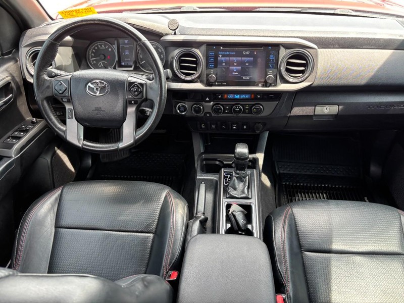 Toyota Tacoma Vehicle Full-screen Gallery Image 15