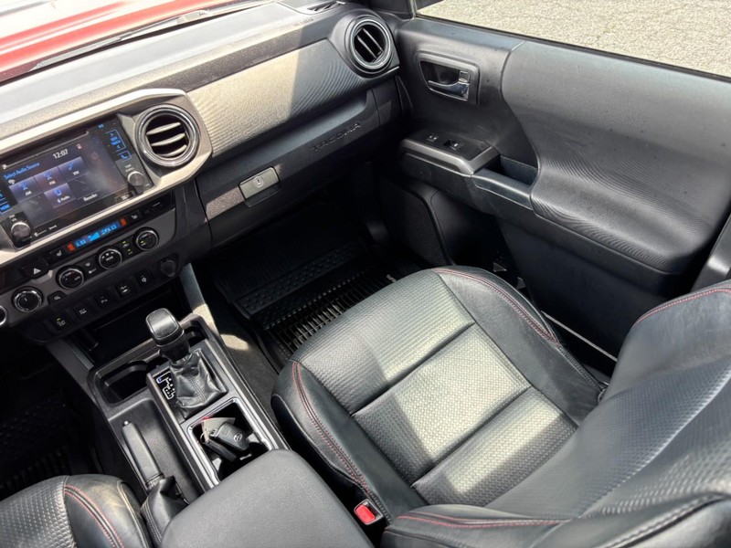 Toyota Tacoma Vehicle Full-screen Gallery Image 16