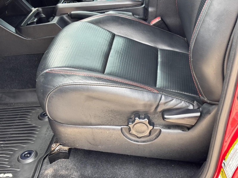 Toyota Tacoma Vehicle Full-screen Gallery Image 17