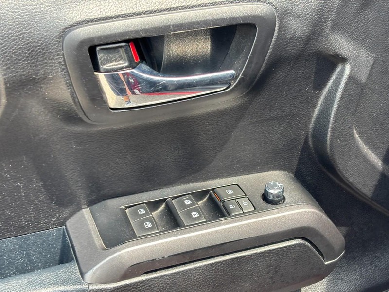 Toyota Tacoma Vehicle Full-screen Gallery Image 18