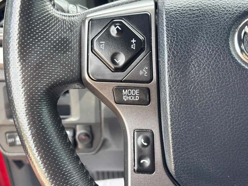 Toyota Tacoma Vehicle Full-screen Gallery Image 19