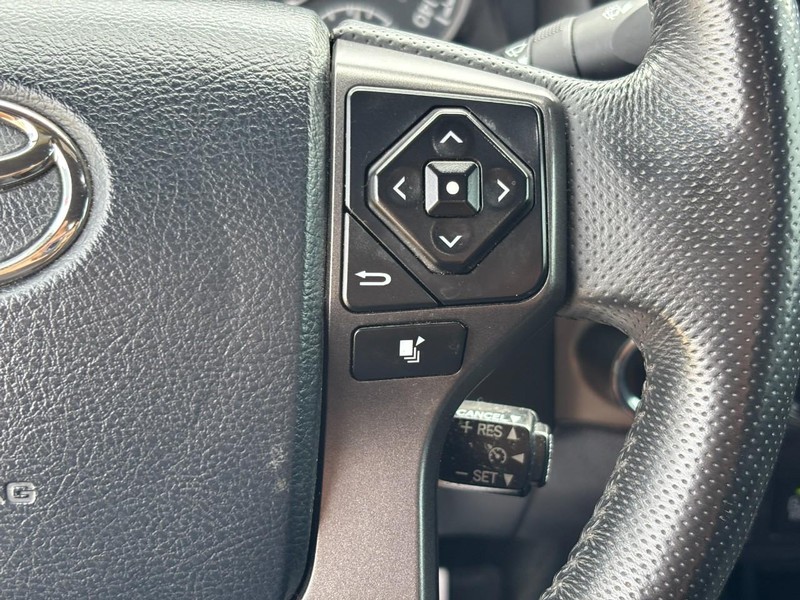 Toyota Tacoma Vehicle Full-screen Gallery Image 20