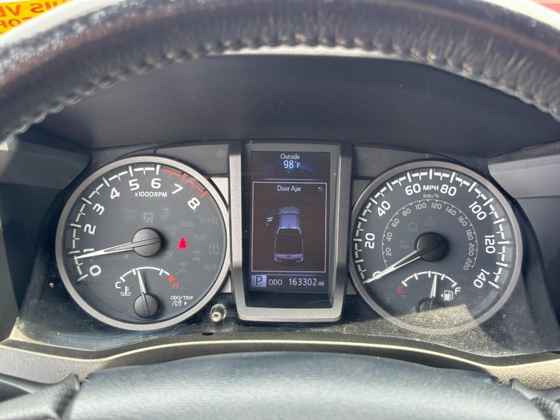 Toyota Tacoma Vehicle Full-screen Gallery Image 21