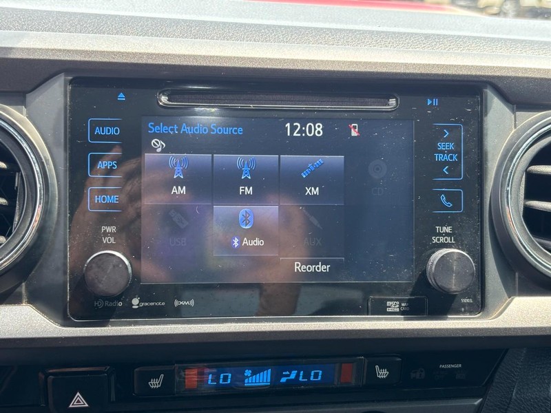 Toyota Tacoma Vehicle Full-screen Gallery Image 22