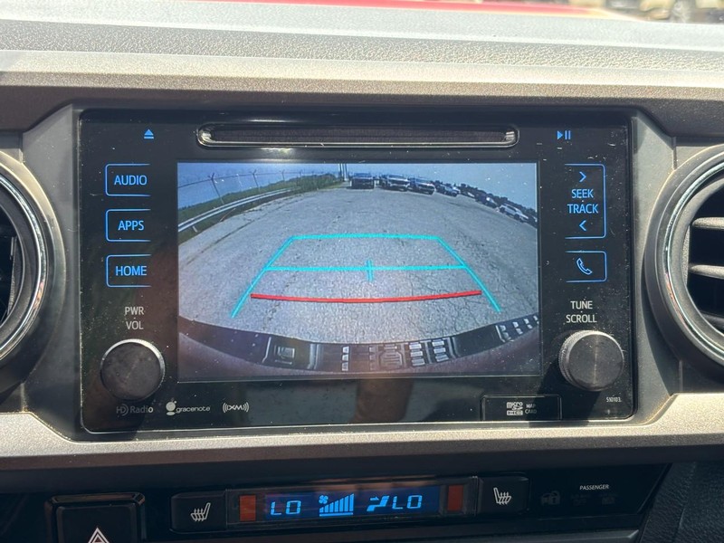 Toyota Tacoma Vehicle Full-screen Gallery Image 23
