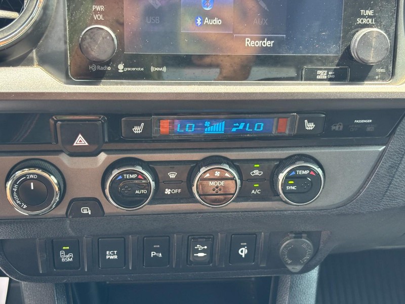 Toyota Tacoma Vehicle Full-screen Gallery Image 24