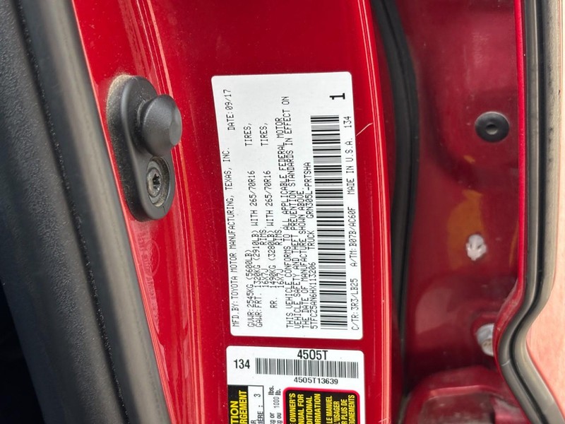 Toyota Tacoma Vehicle Full-screen Gallery Image 25
