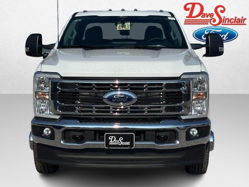 Ford Super Duty F-350 DRW Vehicle Image 02
