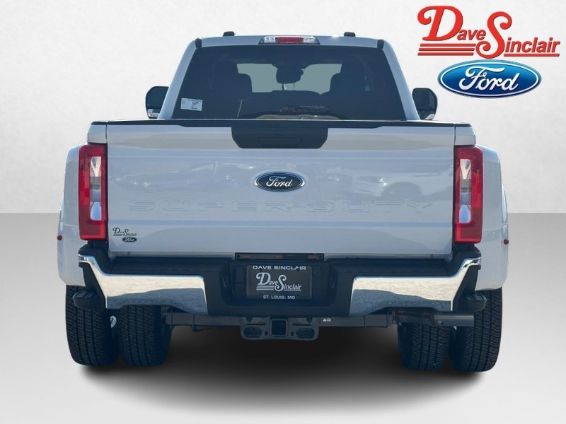 Ford Super Duty F-350 DRW Vehicle Image 08