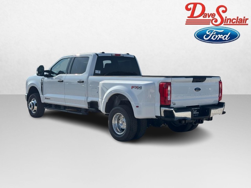 Ford Super Duty F-350 DRW Vehicle Image 09