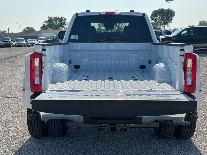 Ford Super Duty F-350 DRW Vehicle Image 11