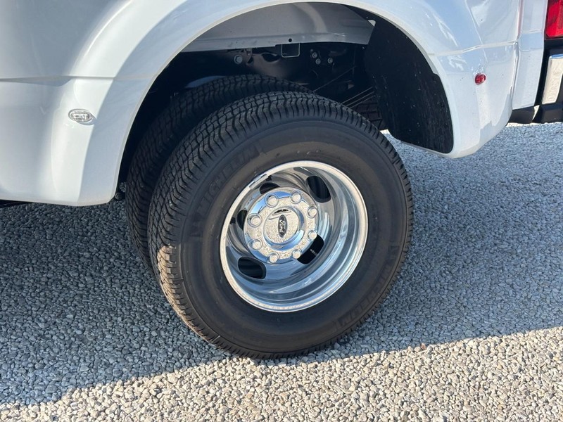 Ford Super Duty F-350 DRW Vehicle Image 12