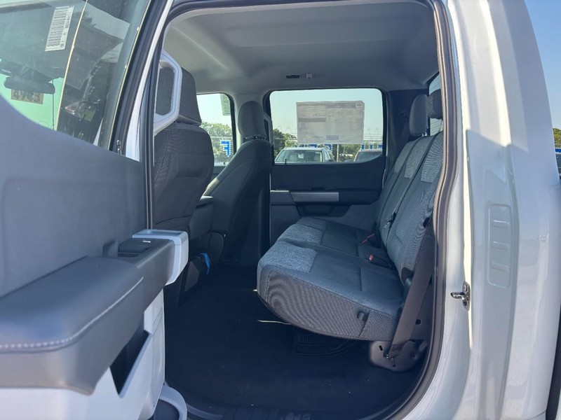Ford Super Duty F-350 DRW Vehicle Image 13