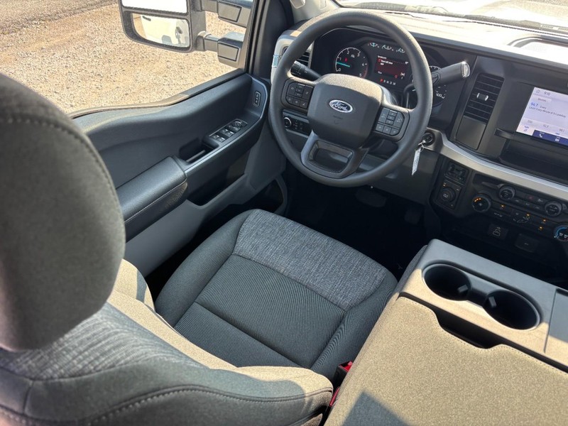 Ford Super Duty F-350 DRW Vehicle Image 14
