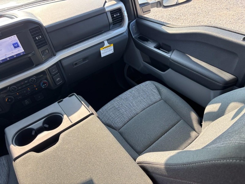 Ford Super Duty F-350 DRW Vehicle Image 16