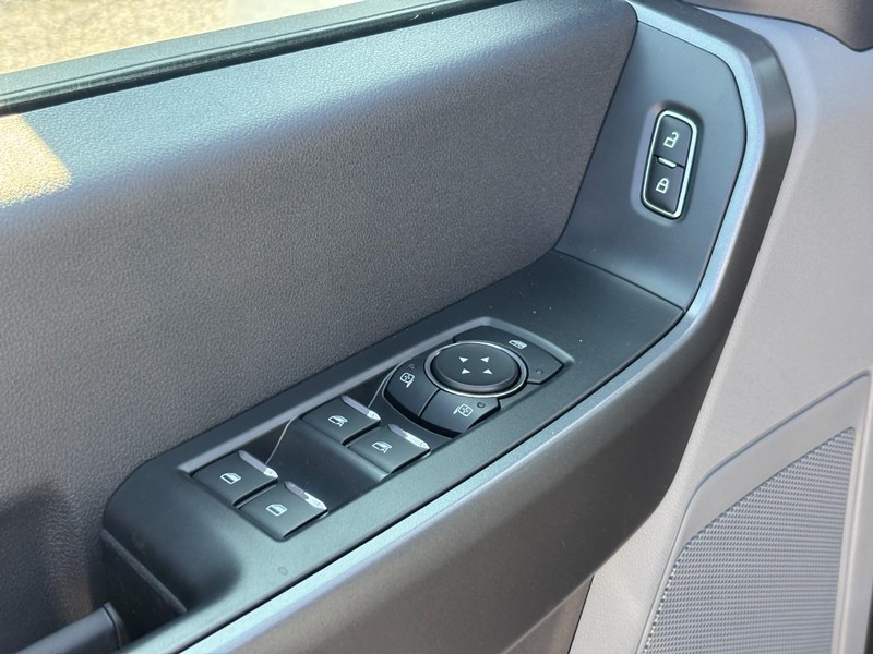 Ford Super Duty F-350 DRW Vehicle Image 18