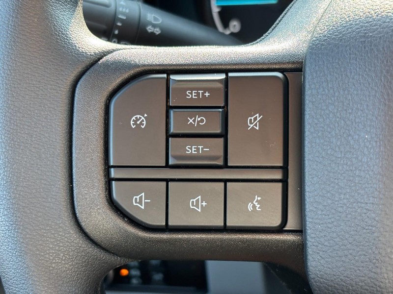 Ford Super Duty F-350 DRW Vehicle Image 19