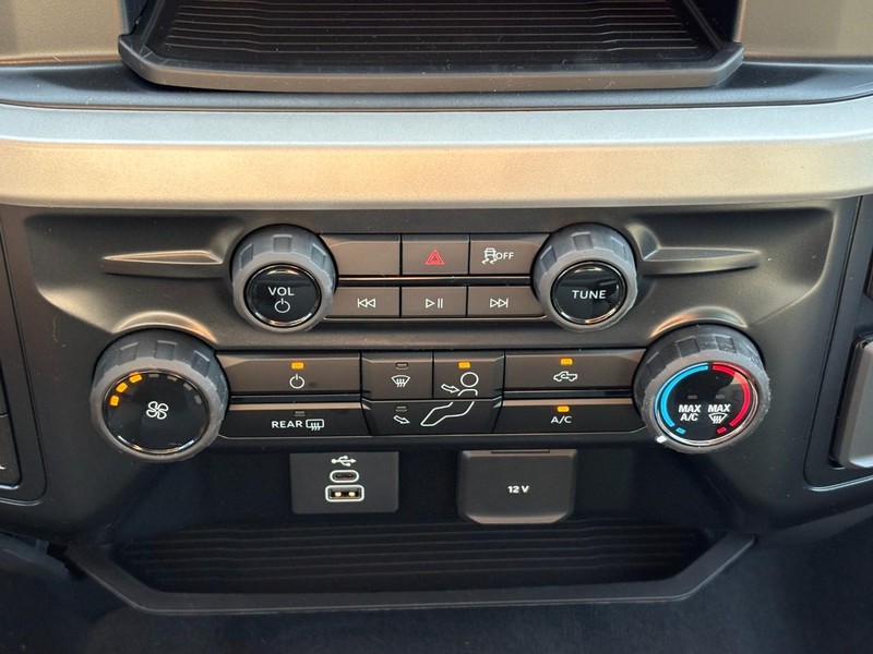 Ford Super Duty F-350 DRW Vehicle Image 24