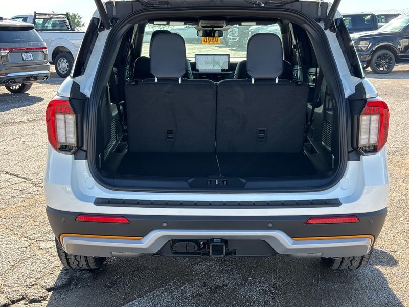 Ford Explorer Vehicle Full-screen Gallery Image 11