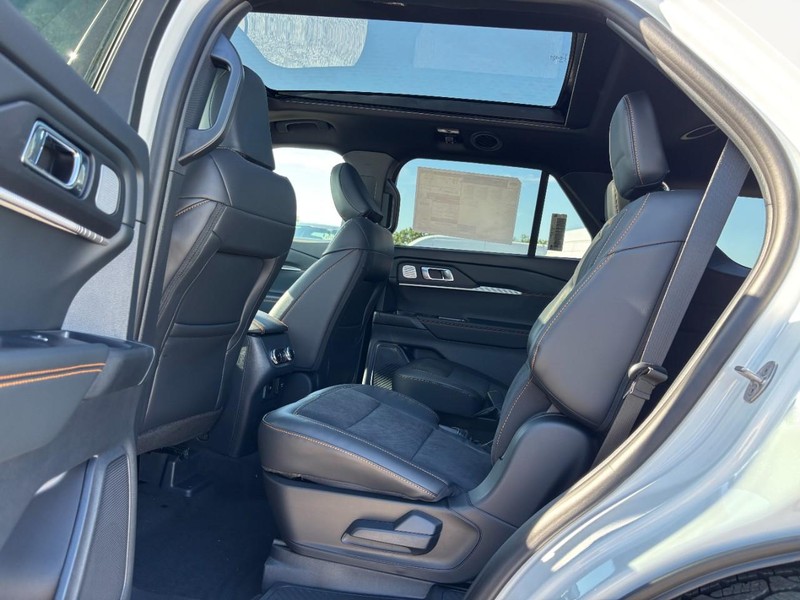 Ford Explorer Vehicle Full-screen Gallery Image 14