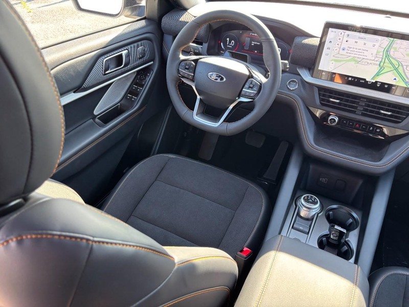 Ford Explorer Vehicle Full-screen Gallery Image 15