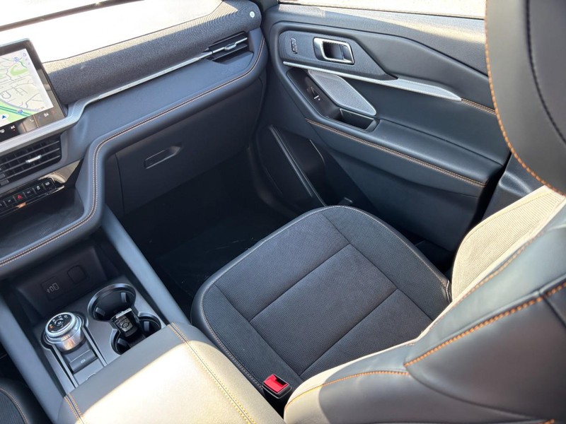 Ford Explorer Vehicle Full-screen Gallery Image 17