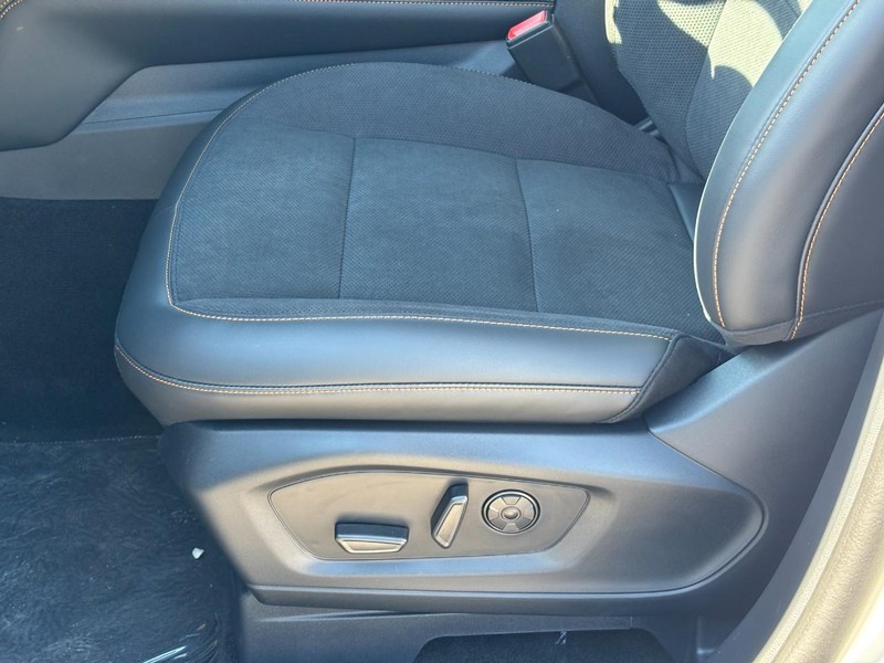 Ford Explorer Vehicle Full-screen Gallery Image 18