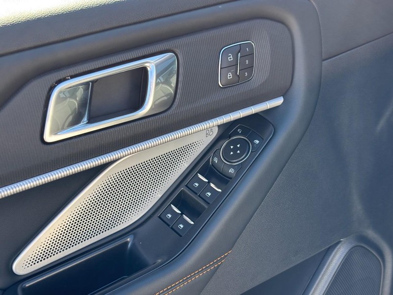 Ford Explorer Vehicle Full-screen Gallery Image 19