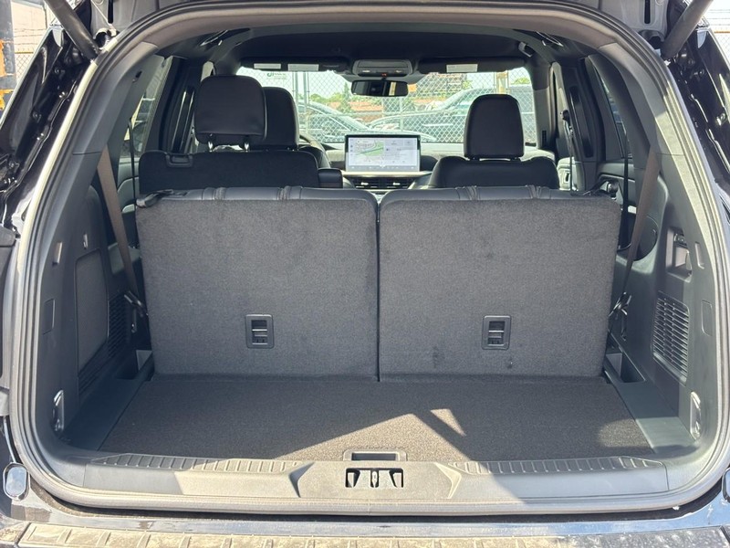 Ford Explorer Vehicle Full-screen Gallery Image 11