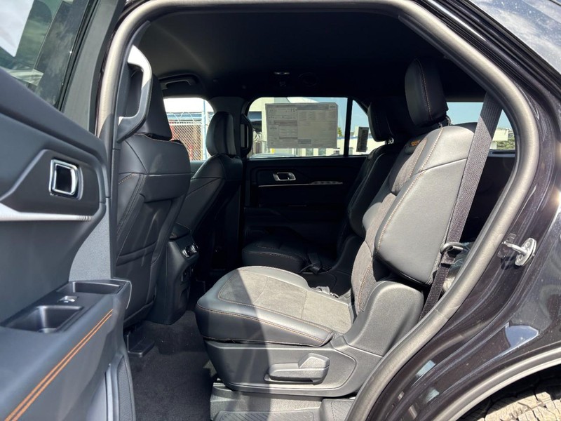 Ford Explorer Vehicle Full-screen Gallery Image 14