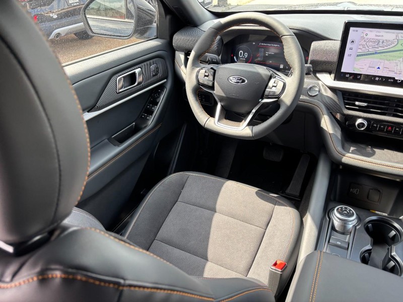 Ford Explorer Vehicle Full-screen Gallery Image 15