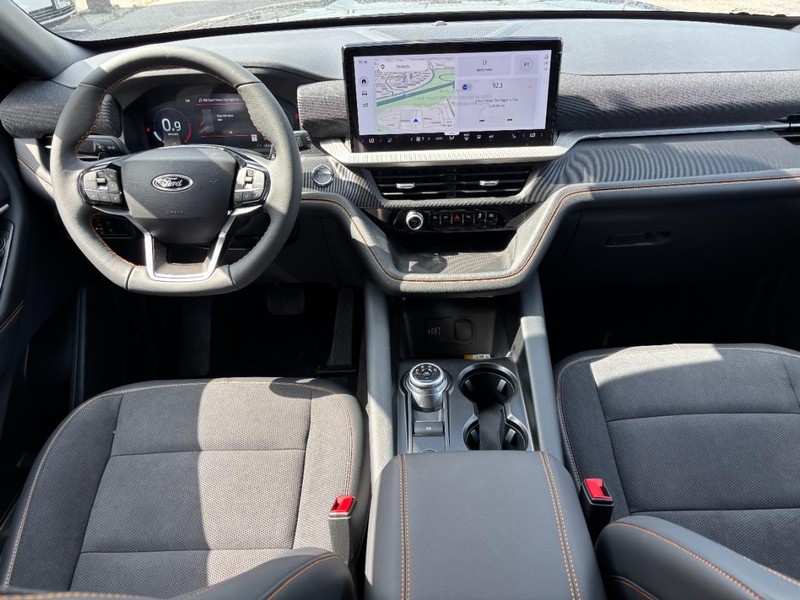 Ford Explorer Vehicle Full-screen Gallery Image 16