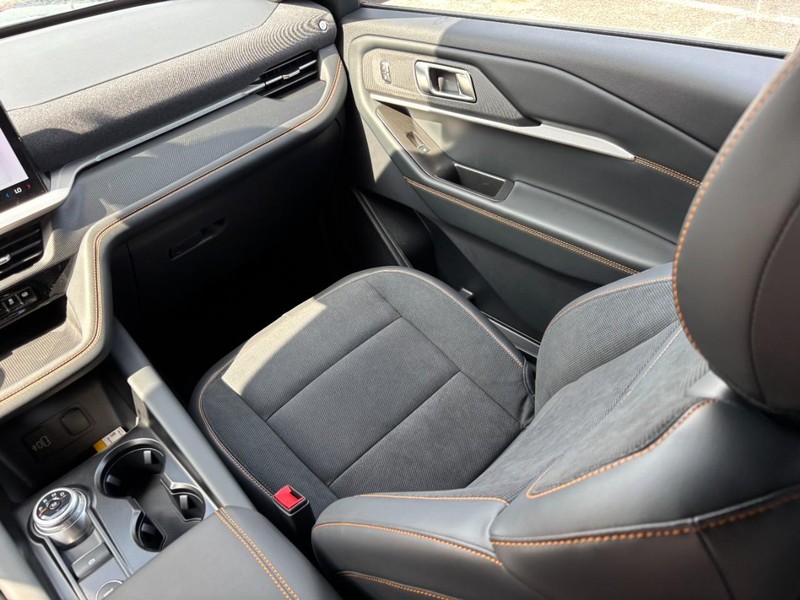 Ford Explorer Vehicle Full-screen Gallery Image 17