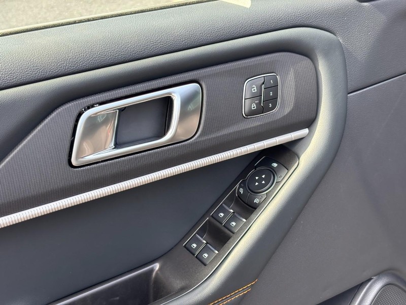 Ford Explorer Vehicle Full-screen Gallery Image 19
