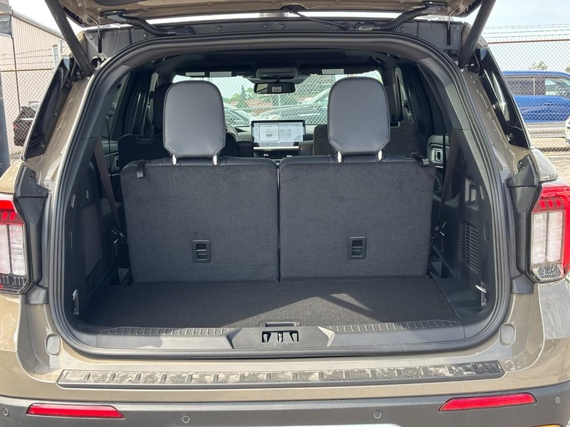 Ford Explorer Vehicle Full-screen Gallery Image 11