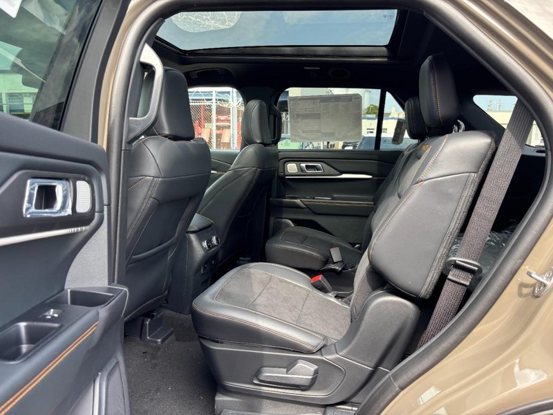 Ford Explorer Vehicle Full-screen Gallery Image 14