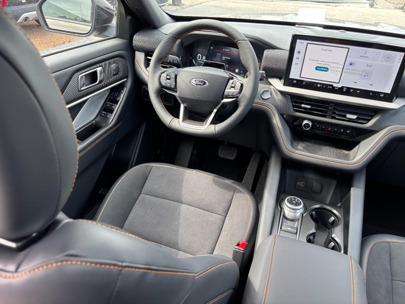 Ford Explorer Vehicle Full-screen Gallery Image 15