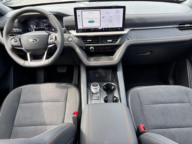 Ford Explorer Vehicle Full-screen Gallery Image 16