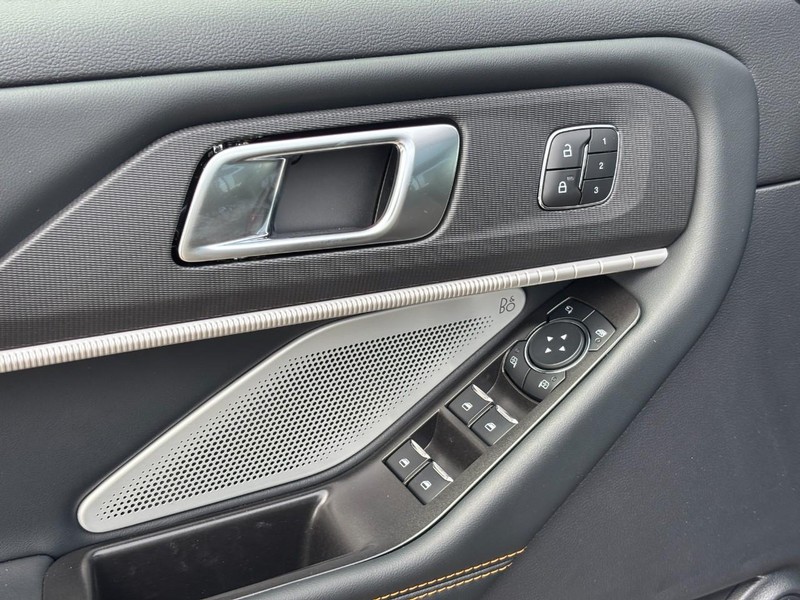 Ford Explorer Vehicle Full-screen Gallery Image 19