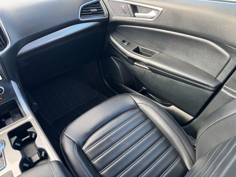 Ford Edge Vehicle Image 16