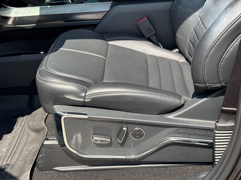 Ford F-150 Vehicle Full-screen Gallery Image 17